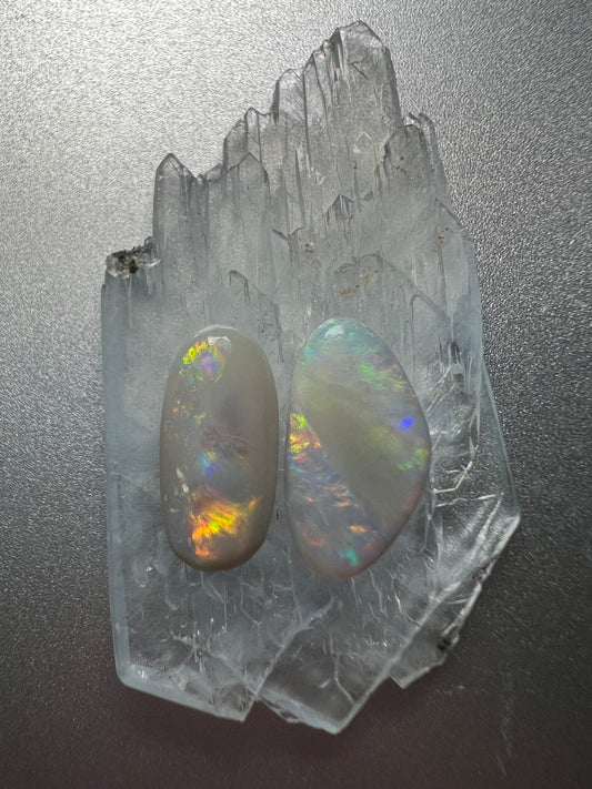 2.9 ct Light opal pair