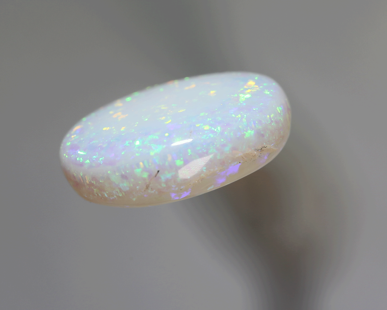 7.7 carats light crystal opal